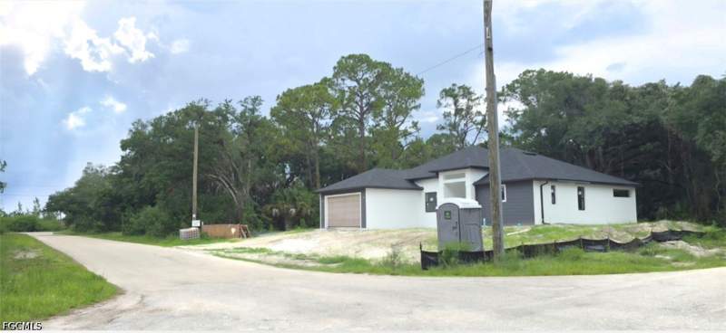 4 bedroom SingleFamilyResidence at 2407 E 19th St, Lehigh Acres, Lehigh Acres — photo 5