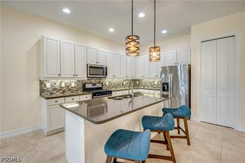 8260 Venetian Pointe Dr, Fort Myers FL - photo 12 of 50