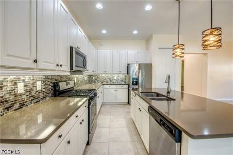 8260 Venetian Pointe Dr, Fort Myers FL - photo 14 of 50