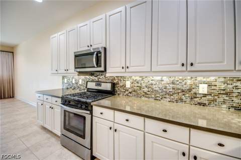 8260 Venetian Pointe Dr, Fort Myers FL - photo 16 of 50
