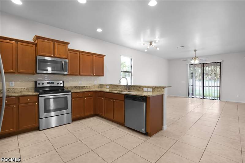 4 bedroom SingleFamilyResidence at 820 SW 9th Ave, Cape Coral, Cape Coral — photo 3