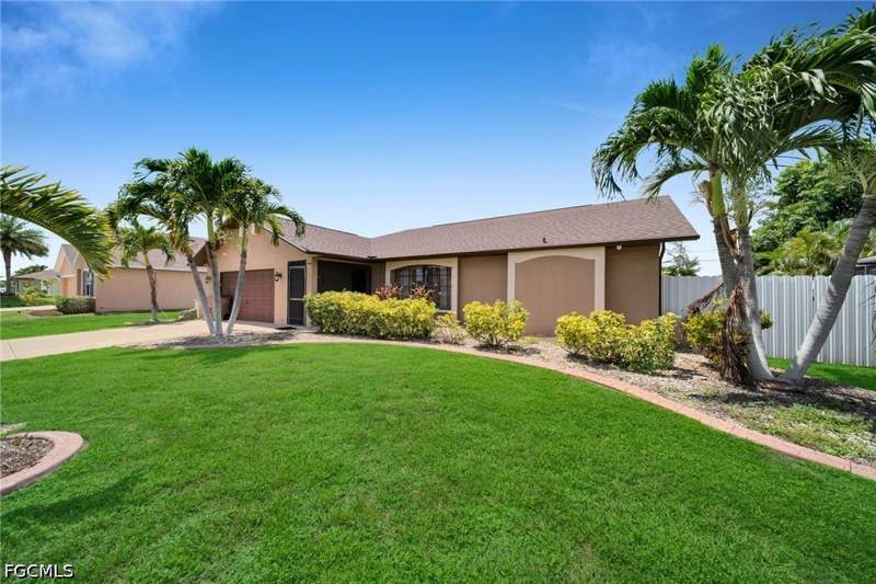 3 bedroom SingleFamilyResidence at 203 SE 16th Ter, Cape Coral, Cape Coral — photo 2