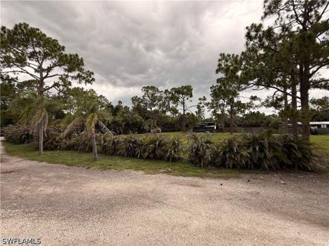 8219 Bartholomew Dr, North Fort Myers FL - photo 6 of 22