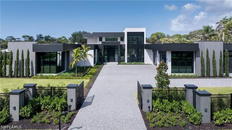 5 bedroom SingleFamilyResidence at 107 Myrtle Rd, Pine Ridge, Naples — photo 2