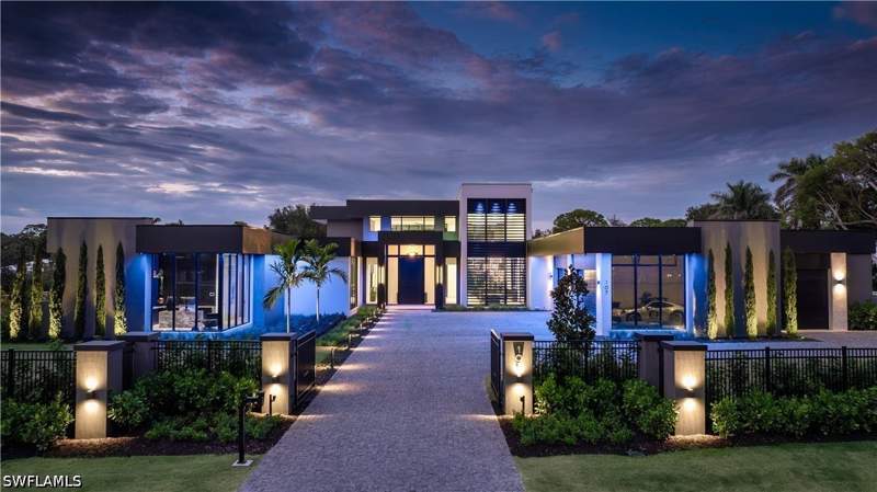 5 bedroom SingleFamilyResidence at 107 Myrtle Rd, Pine Ridge, Naples — photo 3