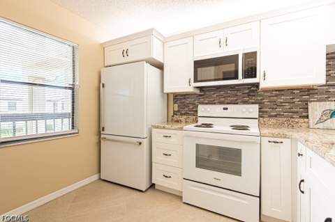 9275 Lake Park Dr 204, Fort Myers FL - photo 9 of 25