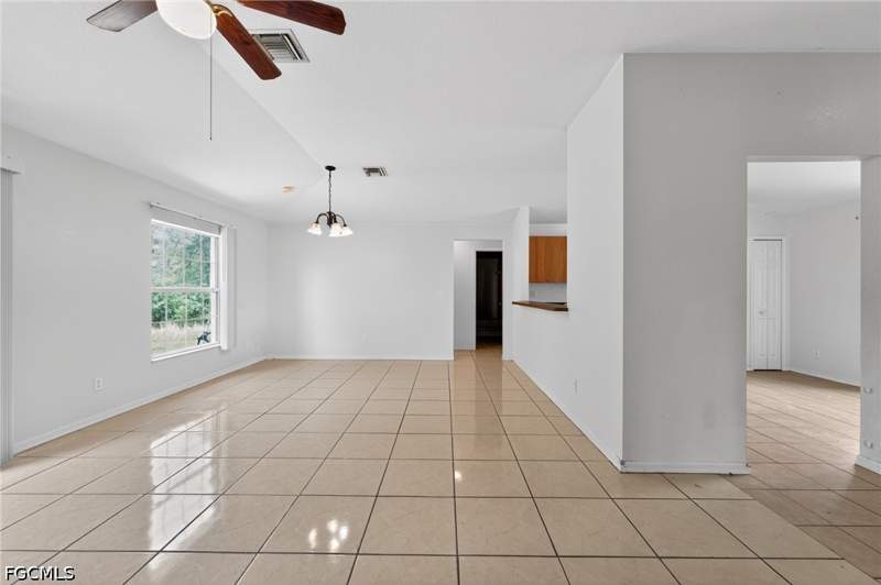 3 bedroom SingleFamilyResidence at 446 Windermere Dr, Greenbriar, Lehigh Acres — photo 4