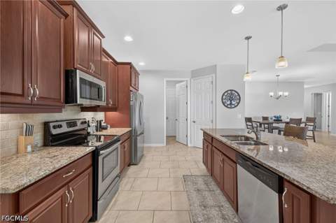 3000 Sunset Pointe Cir, Cape Coral FL - photo 9 of 39