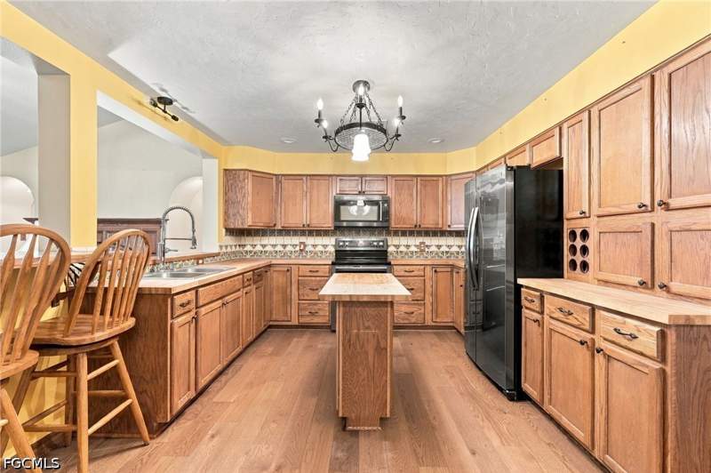 4 bedroom SingleFamilyResidence at 10910 Irish Ln, Buckingham, Fort Myers — photo 4