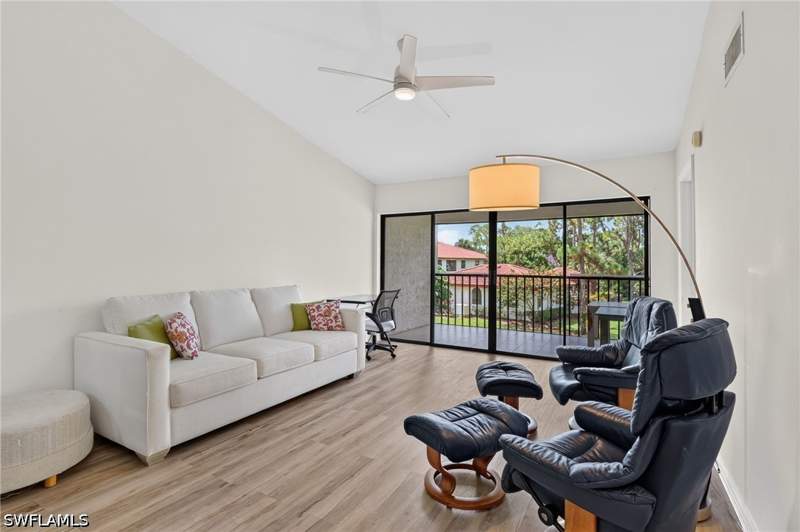 2 bedroom Condominium at 909 Augusta Blvd 7, Eaglewood, Naples — photo 3