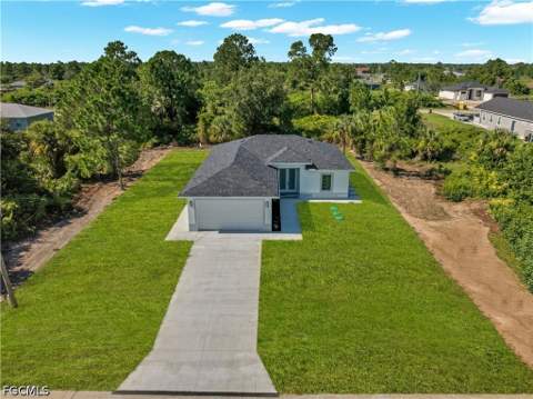 864 Chantilly St E, Lehigh Acres FL - photo 6 of 35