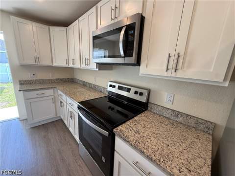 557 Oakshire Ln, Lehigh Acres FL - photo 10 of 36