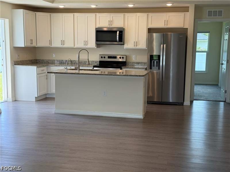 3 bedroom SingleFamilyResidence at 557 Oakshire Ln, Lehigh Acres, Lehigh Acres — photo 4