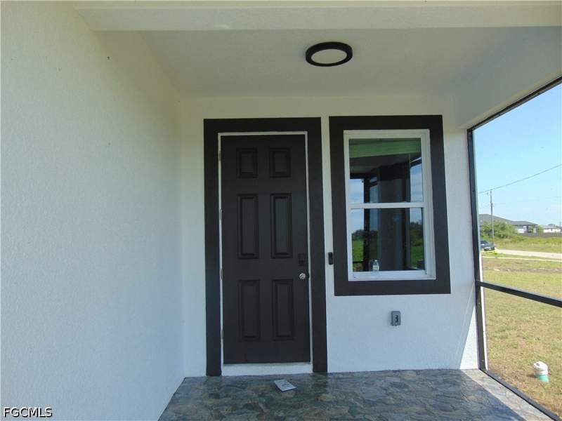 4 bedroom SingleFamilyResidence at 9020 E Castle Cir, Port Labelle, Labelle — photo 2