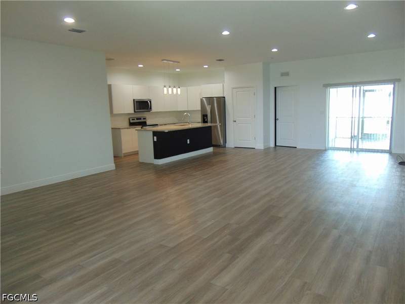 4 bedroom SingleFamilyResidence at 9020 E Castle Cir, Port Labelle, Labelle — photo 5