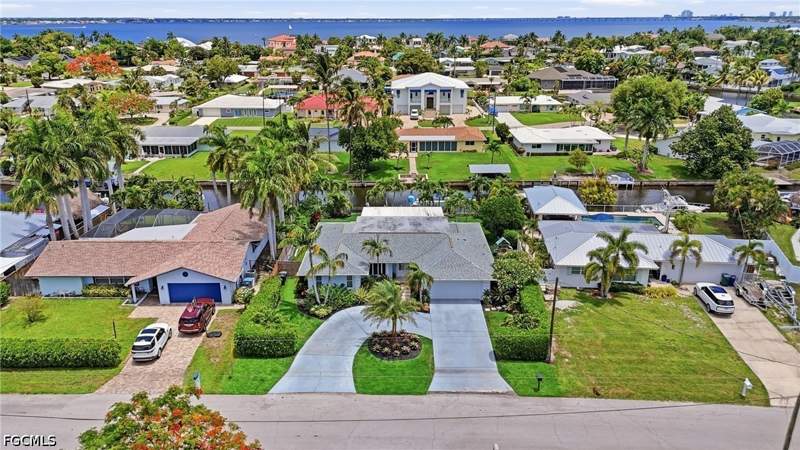 4 bedroom SingleFamilyResidence at 405 Prather Dr, McGregor Isles, Fort Myers — photo 2