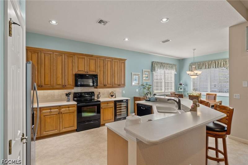 3 bedroom SingleFamilyResidence at 8872 King Henry Ct, Crown Colony, Fort Myers — photo 3