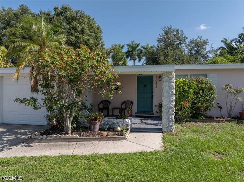 3 bedroom SingleFamilyResidence at 1643 Ricardo Ave, McGregor Estates, Fort Myers — photo 2
