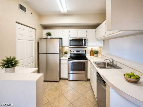 6490 Aragon Way 303, Fort Myers FL - photo 9 of 35