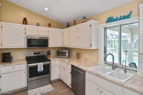 18674 Spruce Dr E, Fort Myers FL - photo 10 of 31