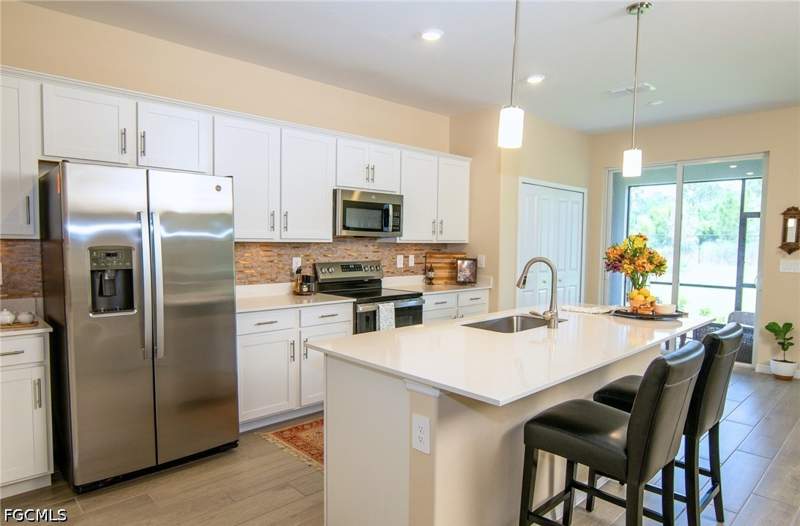 5 bedroom SingleFamilyResidence at 2433 Avocado Ln, Groves At Orange Blossom, Naples — photo 3