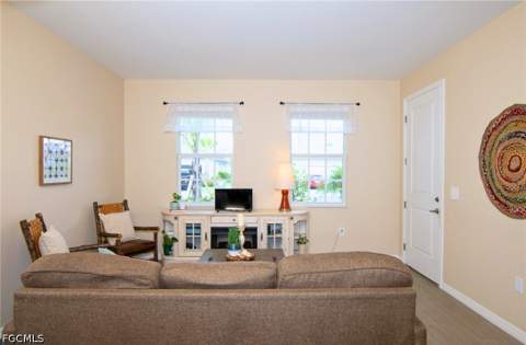 2433 Avocado Ln, Naples FL - photo 9 of 37