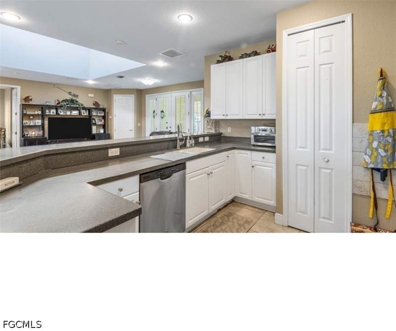 4 bedroom SingleFamilyResidence at 915 Barbara Ct, Lehigh Acres, Lehigh Acres — photo 5