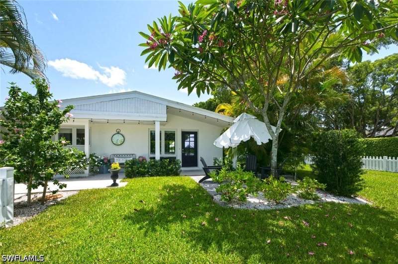 3 bedroom SingleFamilyResidence at 1216 10th St N, Lake Park, Naples — photo 2
