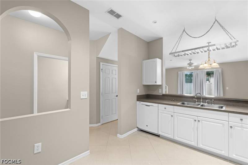 3 bedroom Townhouse at 3647 Pine Oak Cir 103, Fort Myers, Fort Myers — photo 5
