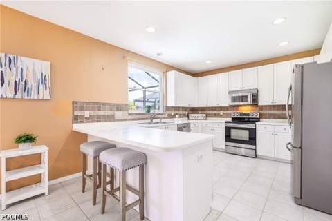 11117 Lakeland Cir, Fort Myers FL - photo 7 of 39