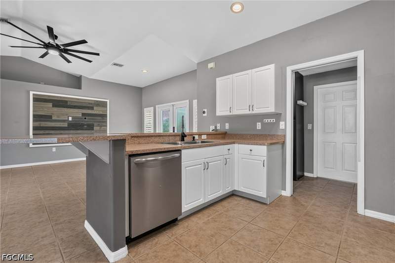 3 bedroom SingleFamilyResidence at 300 NW 22nd Pl, Cape Coral, Cape Coral — photo 4