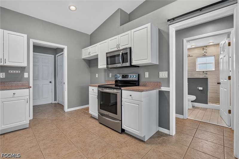 3 bedroom SingleFamilyResidence at 300 NW 22nd Pl, Cape Coral, Cape Coral — photo 5