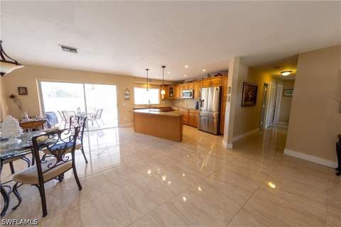 188 Gulfstream St, Marco Island FL - photo 8 of 28