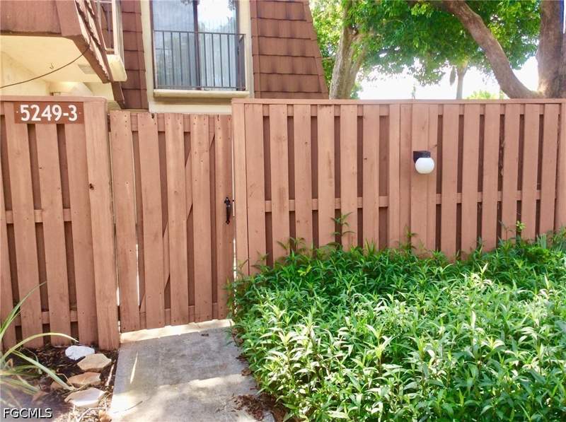 2 bedroom Townhouse at 5249 Cedarbend Dr 3, Village Of Cedarbend, Fort Myers — photo 2