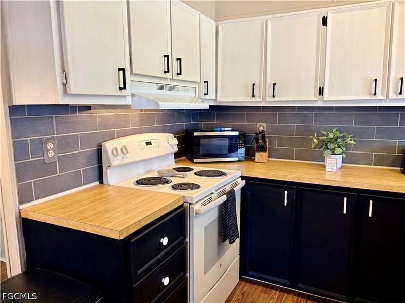 2 bedroom ManufacturedHome at 2790 Indianwood Dr, Laurel Estates Mobile Home Vil, North Fort Myers — photo 4