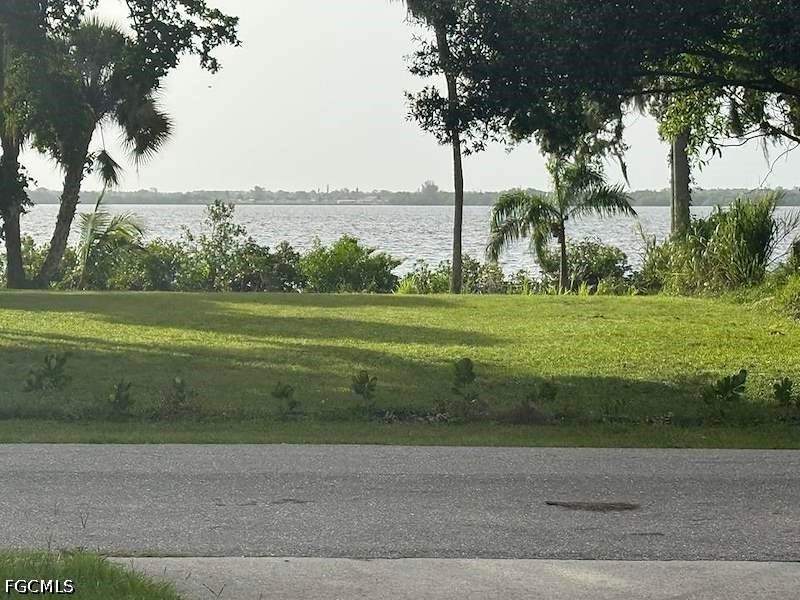 4 bedroom SingleFamilyResidence at 3516 E Riverside Dr, Hendry Estates, Fort Myers — photo 3