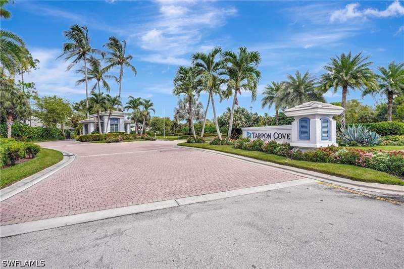 2 bedroom Condominium at 975 Tarpon Cove Dr 103, Martinique, Naples — photo 2