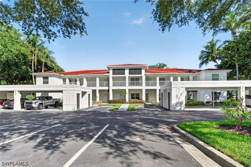 2 bedroom Condominium at 975 Tarpon Cove Dr 103, Martinique, Naples — photo 3