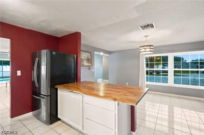 4 bedroom SingleFamilyResidence at 301 Hollywood St, Country Club Estates, Lehigh Acres — photo 2