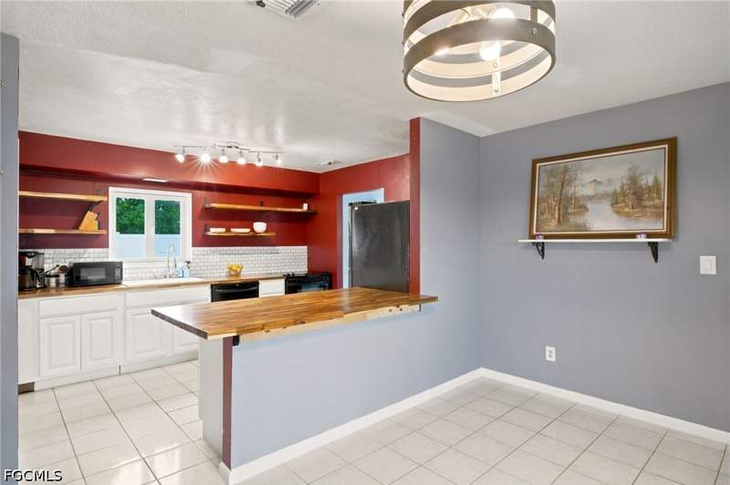 4 bedroom SingleFamilyResidence at 301 Hollywood St, Country Club Estates, Lehigh Acres — photo 3