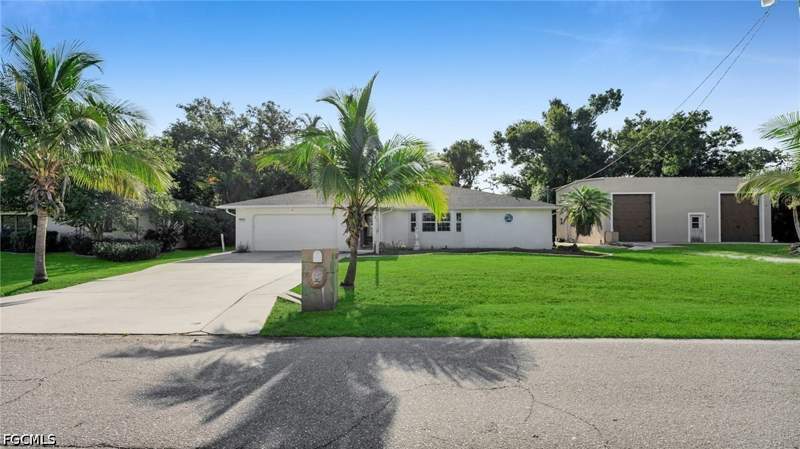 3 bedroom SingleFamilyResidence at 1672 Many Rd, North Fort Myers, North Fort Myers — photo 2