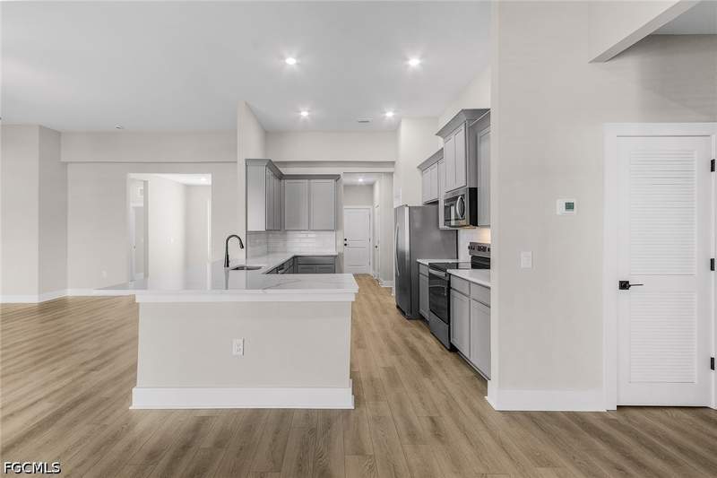 5 bedroom SingleFamilyResidence at 401 SW 32nd Ter, Cape Coral, Cape Coral — photo 5