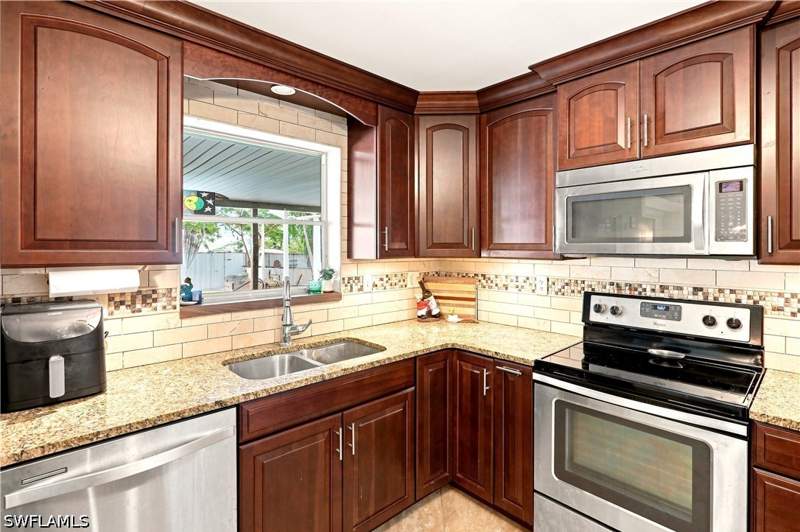 3 bedroom SingleFamilyResidence at 2741 McGregor Blvd, Poinciana Park, Fort Myers — photo 5