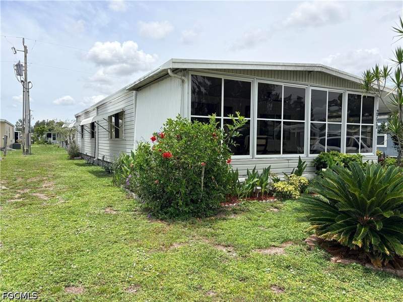 2 bedroom ManufacturedHome at 2777 Indianwood Dr, Laurel Estates Mobile Home Vil, North Fort Myers — photo 4