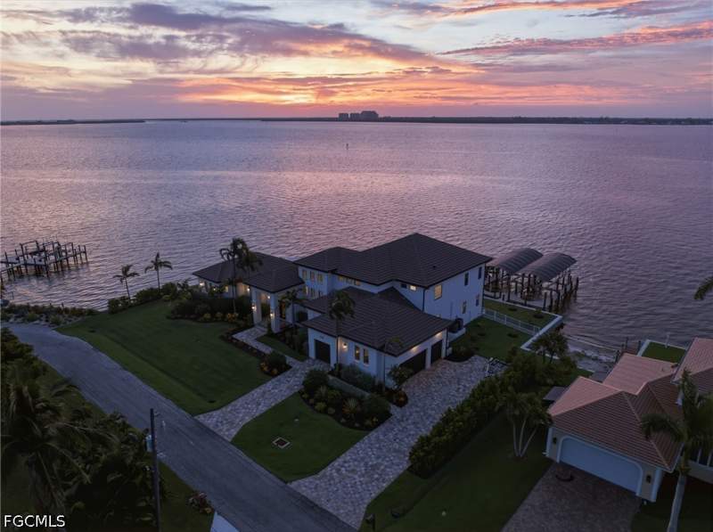5 bedroom SingleFamilyResidence at 12798 Dennis Dr, Fort Myers, Fort Myers — photo 2