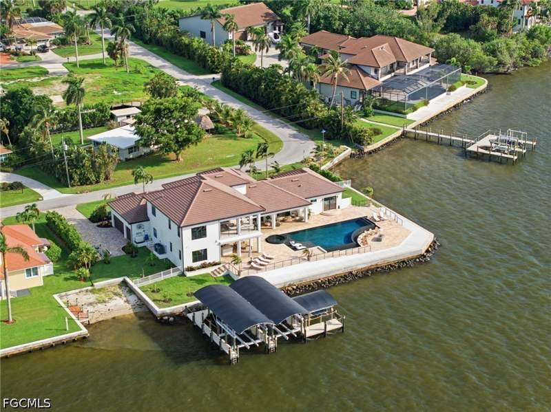 5 bedroom SingleFamilyResidence at 12798 Dennis Dr, Fort Myers, Fort Myers — photo 3
