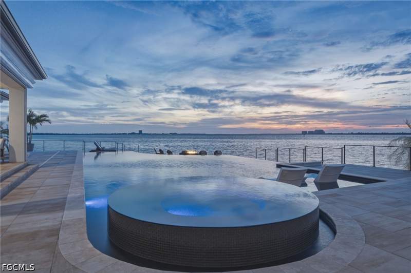 5 bedroom SingleFamilyResidence at 12798 Dennis Dr, Fort Myers, Fort Myers — photo 4