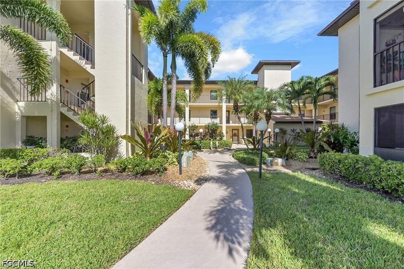 2 bedroom Condominium at 8474 Charter Club Cir 13, Club At Crystal Lake Condominium, Fort Myers — photo 4