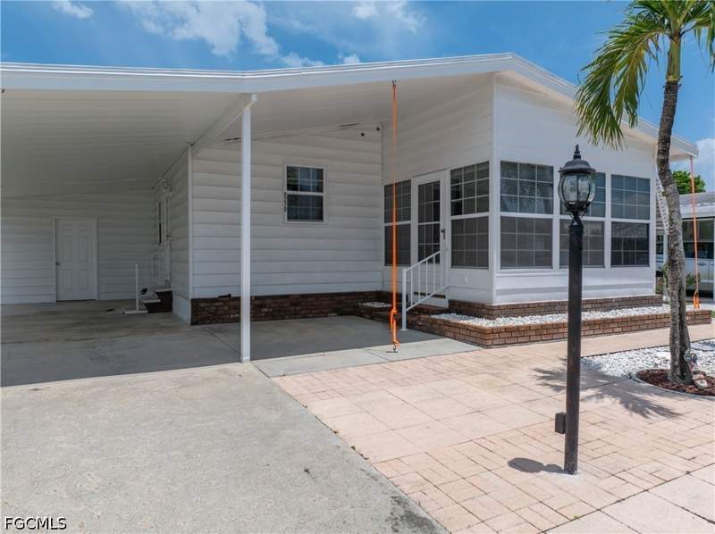 2 bedroom ManufacturedHome at 9270 Desoto Dr, Tamiami Village, North Fort Myers — photo 2