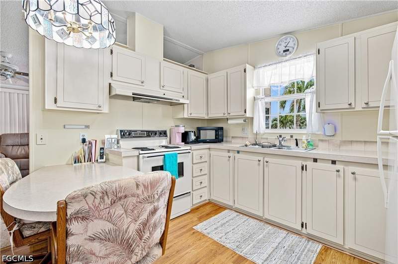 2 bedroom ManufacturedHome at 9270 Desoto Dr, Tamiami Village, North Fort Myers — photo 3